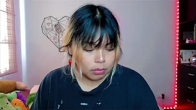 EllieMoonX online show from December 1, 8:25 pm