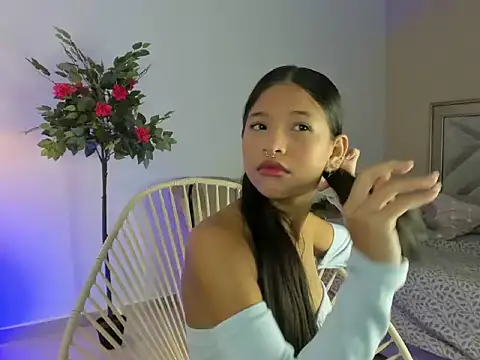 Snapshot of christine__khant chatting on October 16, 3:40 am christine  khant online show from October 16, 3:40 am