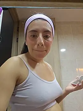 Snapshot of Meganthomson chatting on November 14, 2:32 am Meganthomson online show from November 14, 2:32 am