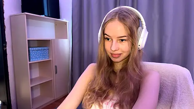 LunaCrave online show from October 20, 9:54 am