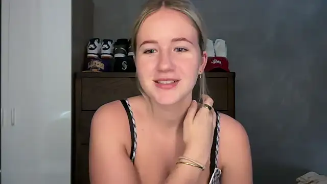Snapshot of itssosierra chatting on May 19, 12:38 am itssosierra online show from May 19, 12:38 am