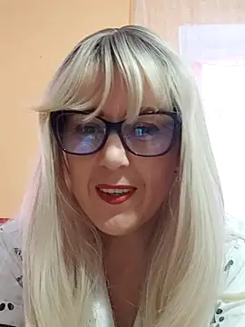 Snapshot of Amelialove42 chatting on November 12, 8:48 am Amelialove42 online show from November 12, 8:48 am