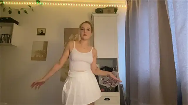 Snapshot of PettyKyper chatting on October 17, 1:46 pm PettyKyper online show from October 17, 1:46 pm