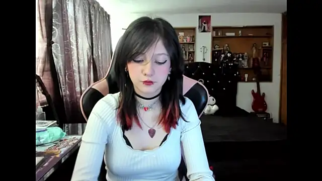 Maki Zein  online show from November 19, 5:24 pm