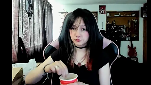 Maki Zein  online show from January 14, 8:03 pm