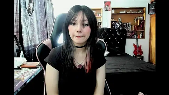 Maki Zein  online show from January 18, 7:06 pm