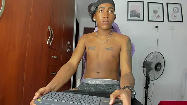 Snapshot of latin_kay1 chatting on February 20, 10:54 pm latin kay1 online show from February 20, 10:54 pm