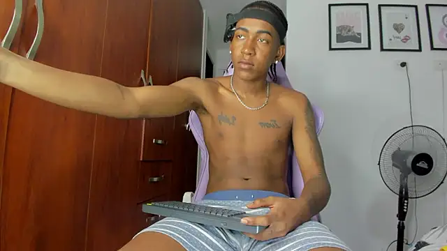 Snapshot of latin_kay1 chatting on February 21, 10:11 pm latin kay1 online show from February 21, 10:11 pm