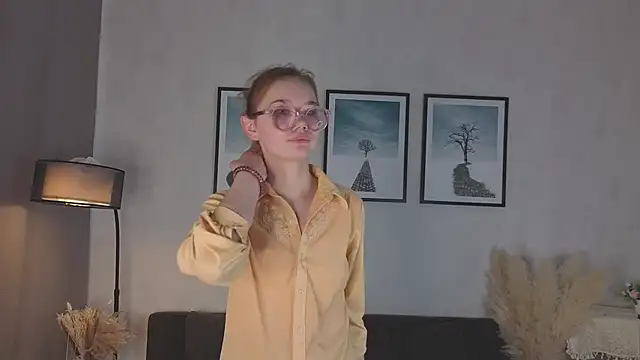 Snapshot of LinhFerrales chatting on October 18, 10:05 am LinhFerrales online show from October 18, 10:05 am