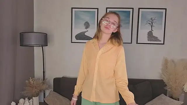 Snapshot of LinhFerrales chatting on October 22, 10:04 am LinhFerrales online show from October 22, 10:04 am