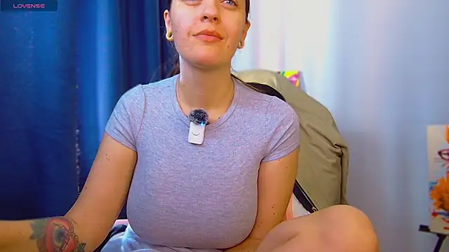 Snapshot of Ann_mikela chatting on May 25, 12:44 pm Ann mikela online show from May 25, 12:44 pm