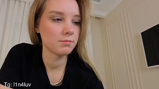 AIicaparkerc online show from November 16, 9:31 pm