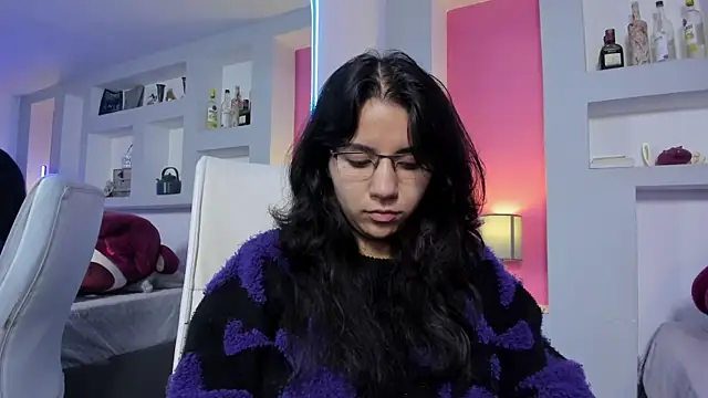 HollyPeach online show from April 3, 1:20 pm