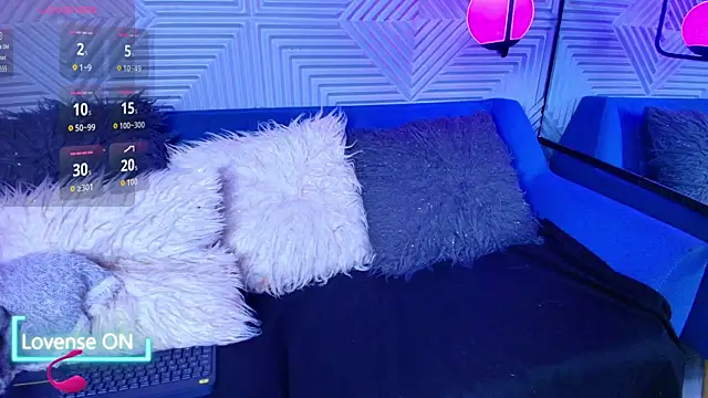 Snapshot of CinnamonHeat chatting on October 14, 11:11 am CinnamonHeat online show from October 14, 11:11 am