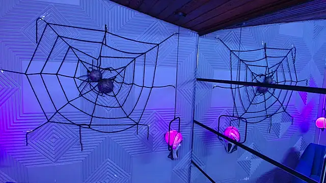 Snapshot of CinnamonHeat chatting on October 24, 11:06 am CinnamonHeat online show from October 24, 11:06 am