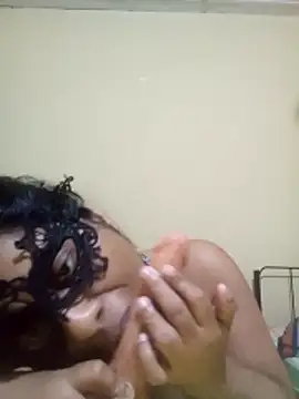 Expose Queen online show from November 27, 5:15 pm