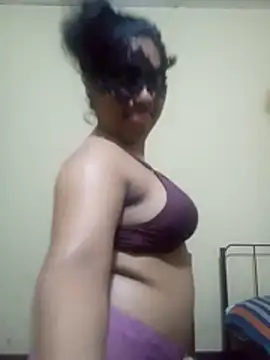 Expose Queen online show from February 26, 4:17 pm