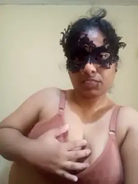 Expose Queen online show from March 11, 5:35 am