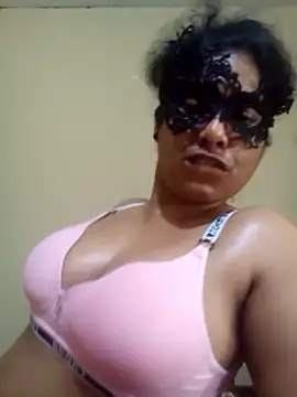 Expose Queen online show from March 18, 5:43 am