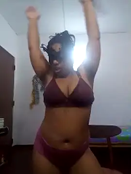 Expose Queen online show from April 17, 8:01 pm