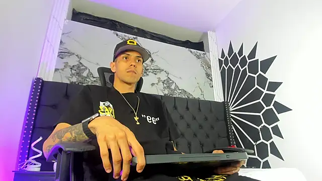 DerryAndIzzy online show from April 24, 4:59 am