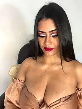 Snapshot of _Isabella_1 chatting on December 4, 2:32 am Isabella 1 online show from December 4, 2:32 am