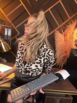 Snapshot of niki_la_rose_2_0 chatting on May 8, 1:49 pm niki la rose 2 0 online show from May 8, 1:49 pm