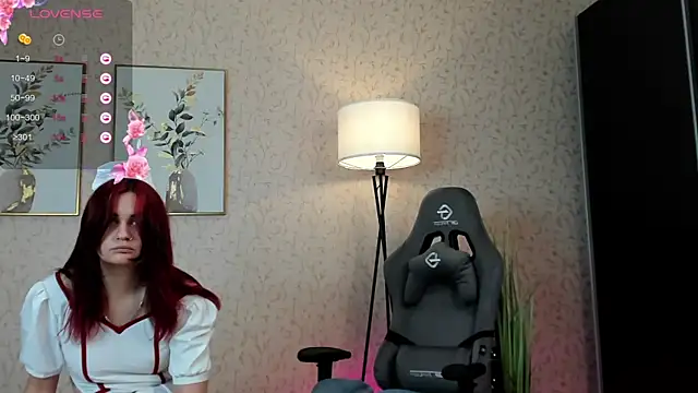 Snapshot of LinaF1owers chatting on October 14, 7:53 am LinaF1owers online show from October 14, 7:53 am