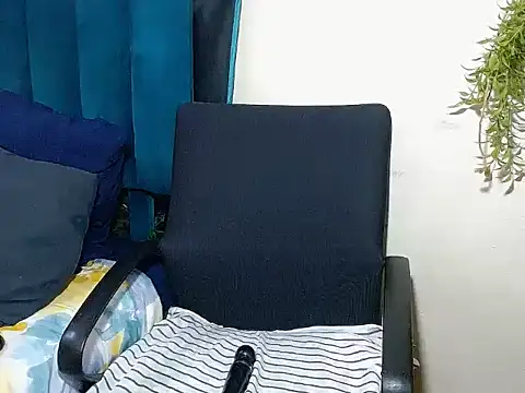 Snapshot of Lauren-001 chatting on October 12, 4:55 am Lauren-001 online show from October 12, 4:55 am