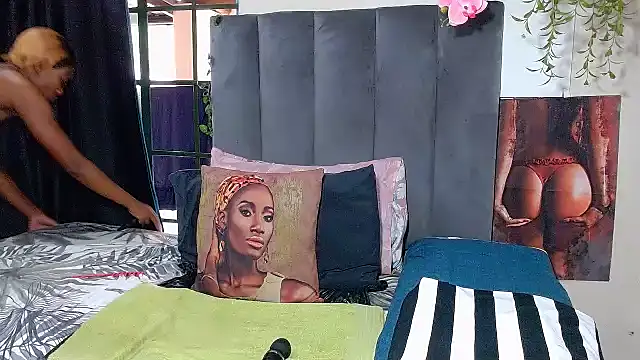 Snapshot of Lauren-001 chatting on October 18, 11:55 am Lauren-001 online show from October 18, 11:55 am