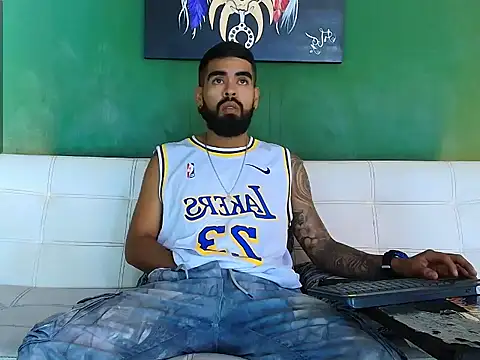 Snapshot of black_kameron_ chatting on December 1, 7:52 pm black kameron online show from December 1, 7:52 pm