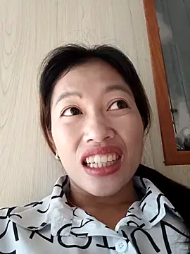 Snapshot of -Paige- chatting on October 17, 7:44 am -Paige- online show from October 17, 7:44 am