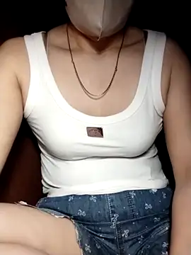 YiyinLy online show from October 27, 8:35 pm