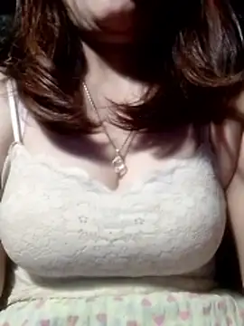 YiyinLy online show from March 5, 10:50 pm