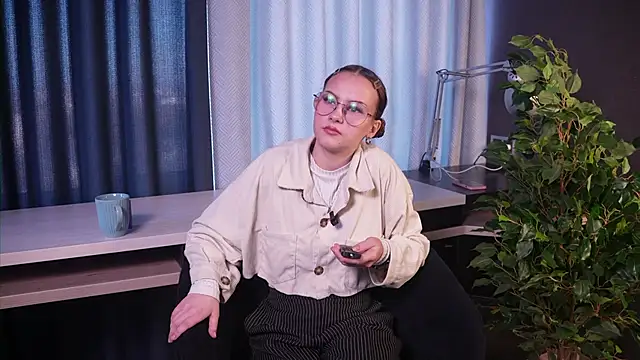 KrisWaller online show from October 14, 9:32 am