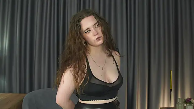 Snapshot of YuriFout chatting on November 11, 11:10 am YuriFout online show from November 11, 11:10 am