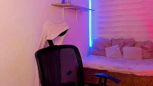 Emily Lindey online show from October 24, 3:25 am