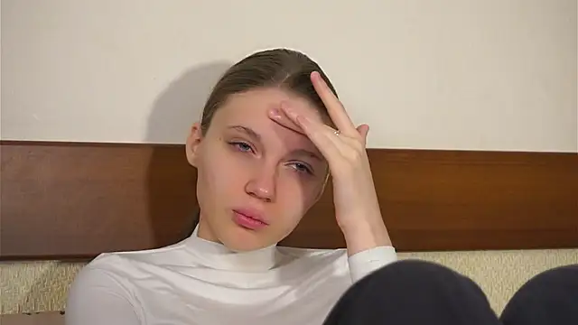 RoslynArcuo online show from November 19, 8:20 pm