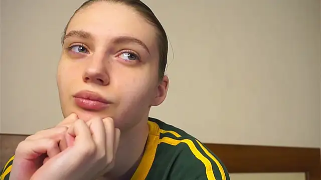 RoslynArcuo online show from December 4, 8:28 pm