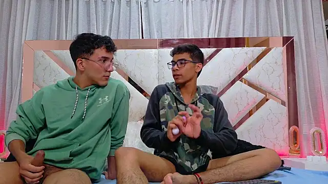 Snapshot of Desire4Duo chatting on October 25, 1:07 pm Desire4Duo online show from October 25, 1:07 pm