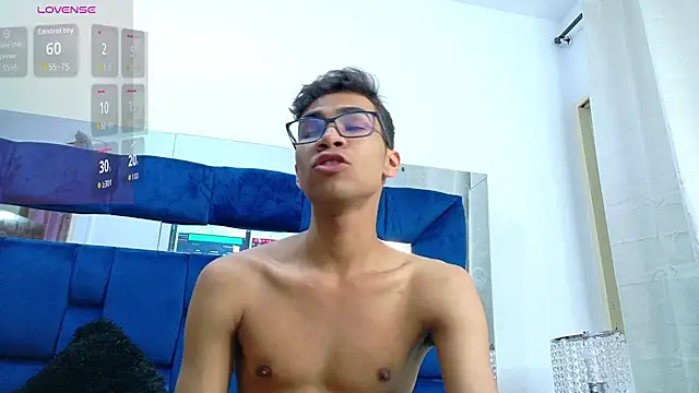 Snapshot of Desire4Duo chatting on October 29, 1:24 pm Desire4Duo online show from October 29, 1:24 pm