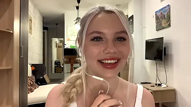 Snapshot of LupeLewitt chatting on October 29, 4:09 pm LupeLewitt online show from October 29, 4:09 pm