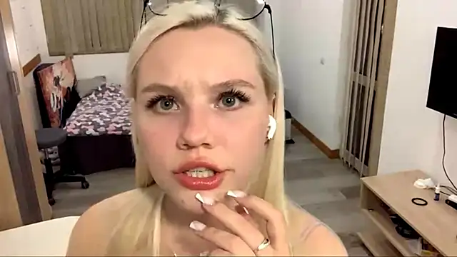 Snapshot of LupeLewitt chatting on October 30, 5:35 pm LupeLewitt online show from October 30, 5:35 pm