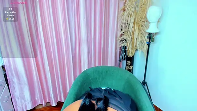 Snapshot of Maximiliano-03 chatting on October 29, 12:57 am Maximiliano-03 online show from October 29, 12:57 am