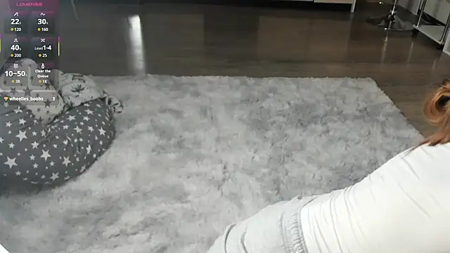 Snapshot of HeatherNextDoor chatting on October 18, 3:09 am HeatherNextDoor online show from October 18, 3:09 am