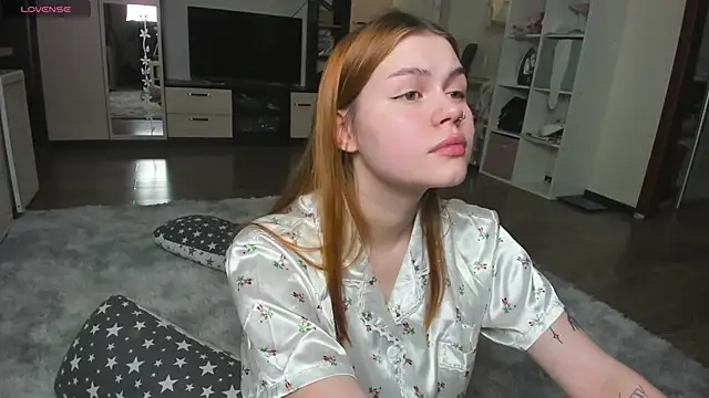 Snapshot of HeatherNextDoor chatting on November 5, 3:06 am HeatherNextDoor online show from November 5, 3:06 am