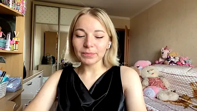 Snapshot of HoppedArea chatting on October 15, 8:03 am HoppedArea online show from October 15, 8:03 am