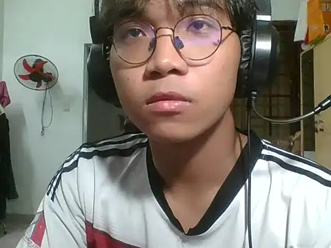 kave2033 online show from October 29, 3:25 pm