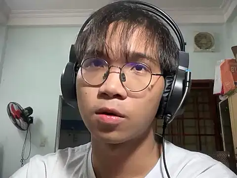 kave2033 online show from December 4, 3:21 pm