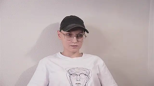 Snapshot of EstherKoltz chatting on October 18, 10:38 am EstherKoltz online show from October 18, 10:38 am